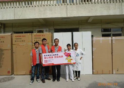 物流事業(yè)部張振豐總監(jiān)(中)率領(lǐng)物流弟兄代表震旦集團(tuán)現(xiàn)場捐贈，北京鶴童慈善老人護(hù)理院院長助理盧桂芳女士（右二）及專業(yè)社工代表接受捐贈