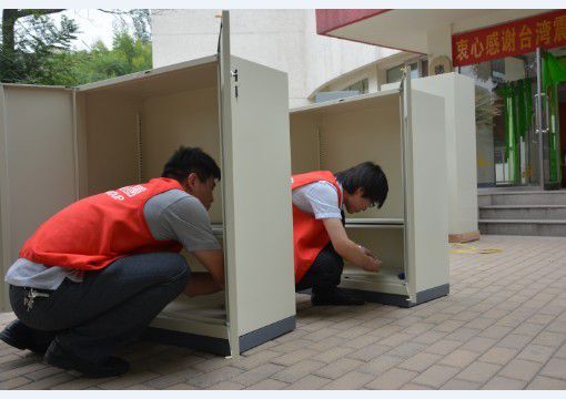 物流事業(yè)部華北物流部張慶國主任(左)、家具華北事業(yè)部天津責(zé)任中心營業(yè)同仁馬杰(右)一起動(dòng)手安裝鋼柜底座