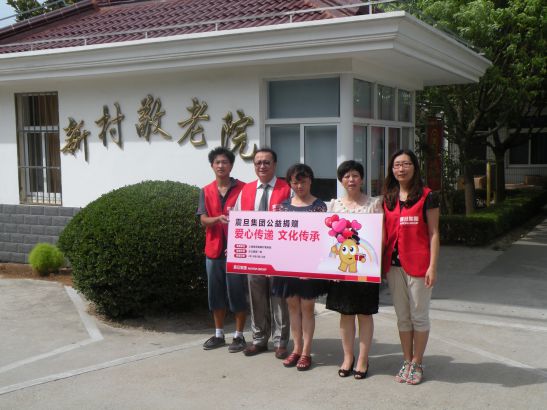 家具上海事業(yè)部閘北責(zé)任中心楊侃經(jīng)理(左二)、行銷組劉彤經(jīng)理(右一)代表震旦集團(tuán)現(xiàn)場(chǎng)捐贈(zèng), 上海崇明縣新村敬老院院長(zhǎng)顧玉萍女士(中)、新村鄉(xiāng)分管鄉(xiāng)長(zhǎng)黃慧女士(右二)代表接受捐贈(zèng)