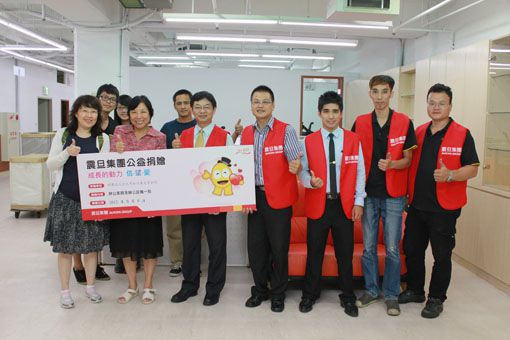 震旦OA新店分公司何復(fù)興資深經(jīng)理(前排左三)率團(tuán)隊(duì)代表集團(tuán)捐贈(zèng)辦公家具及辦公設(shè)備，由義光育幼院李其順院長(前排左二)代表受贈(zèng)。