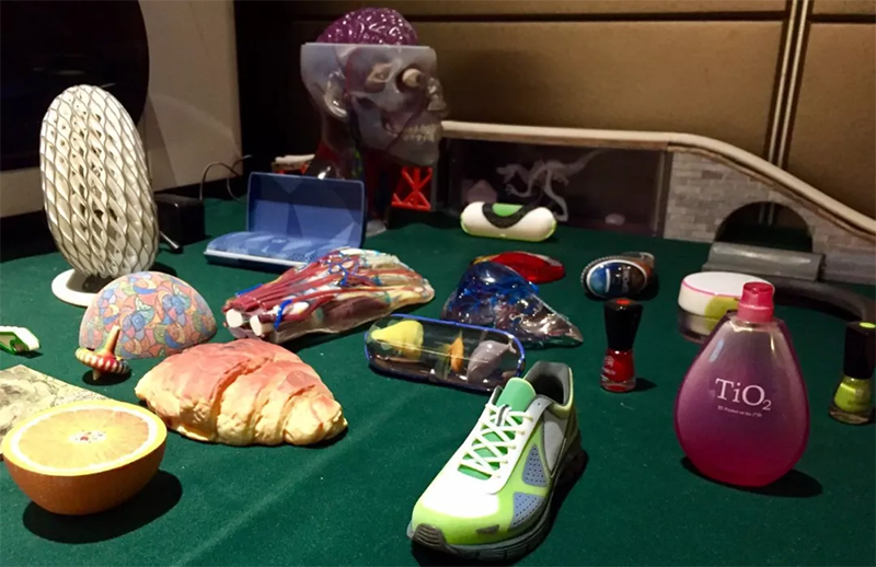 大會(huì)現(xiàn)場展示多彩多材料的3D打印模型