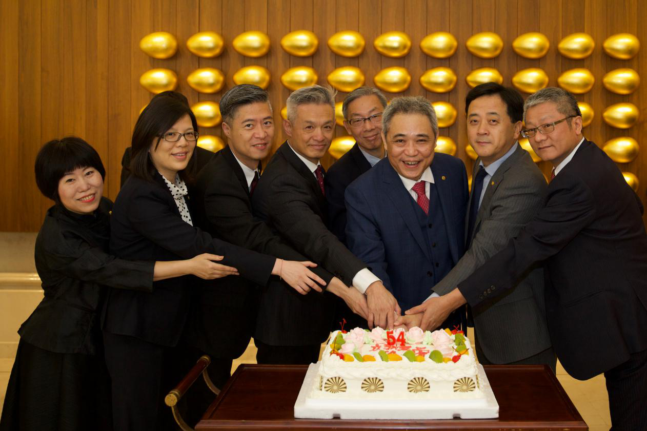 主管們代表全體同仁切下蛋糕，一同分享生日的喜悅~