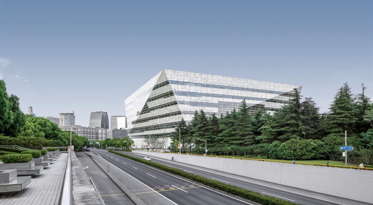 上圖東館的建筑主體像一塊被雕琢過(guò)的玉石。