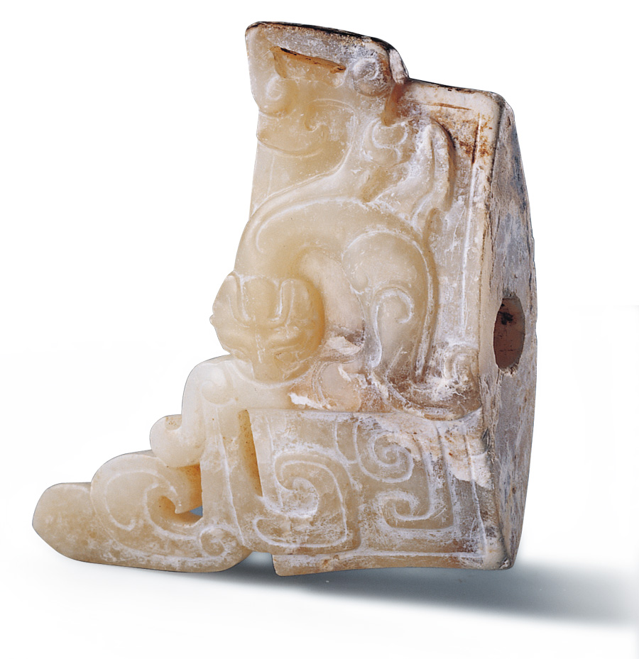 漢代．玉劍珌 此器以玉環(huán)外側(cè)的邊料制作，在梯形主體之外還有出廓紋飾。（圖四）