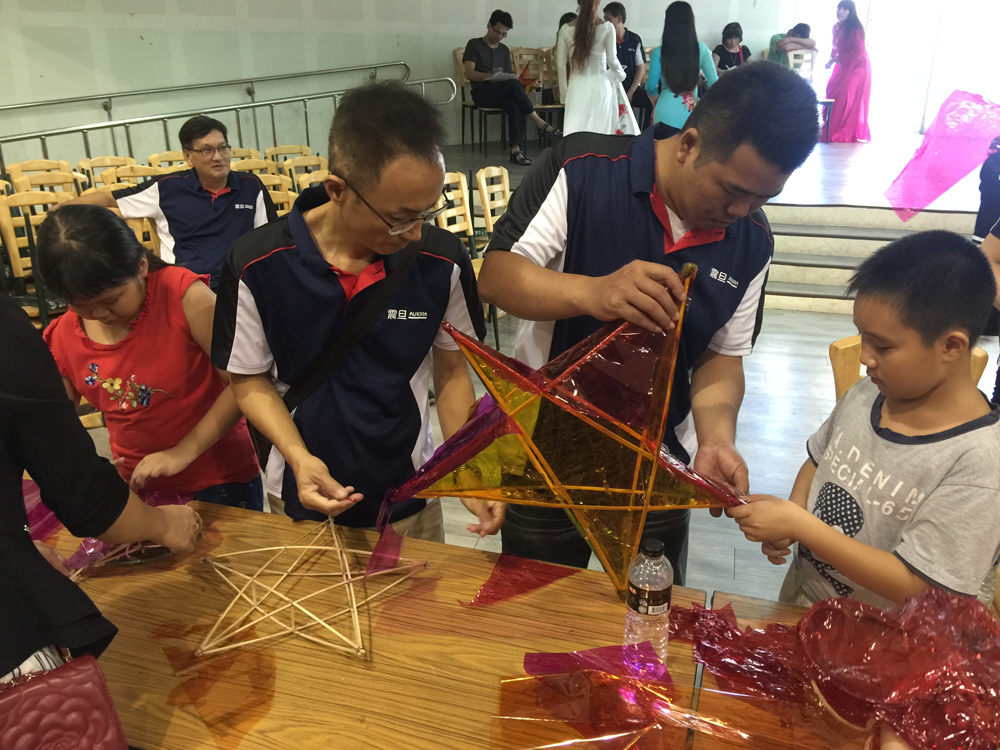 現(xiàn)場(chǎng)體驗(yàn)新住民舞蹈表演、歡唱越南歌曲、DIY燈籠…等，體驗(yàn)不同傳統(tǒng)風(fēng)俗，更感受到行善的快樂(lè)。