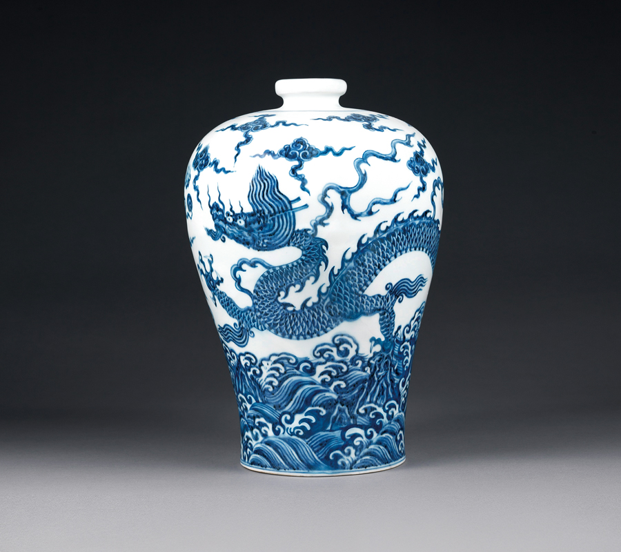 明永樂 青花波濤云龍紋梅瓶 青花云龍紋運用白色地子與藍(lán)色紋飾的對比，突顯紋飾的形象。（圖一）