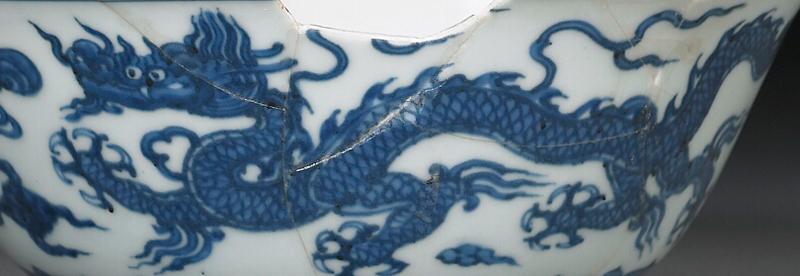  明中期龍紋  正德時(shí)期以石子青為鈷料，采平涂法繪畫(huà)，畫(huà)面平實(shí)，較不立體。（圖二）