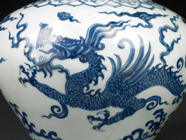 永樂(lè)應(yīng)龍紋 長(zhǎng)鼻、卷草尾、附有雙翼的龍紋，是永宣時(shí)期開(kāi)始興起的紋樣。（圖四）