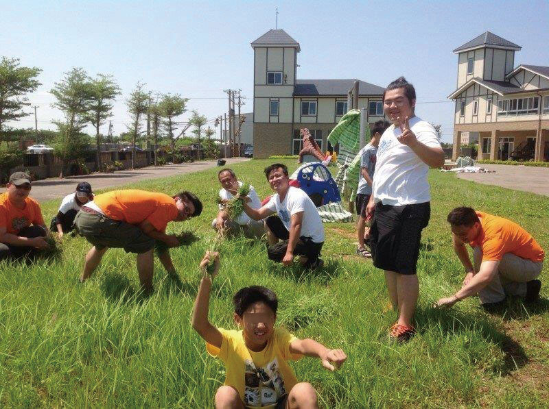志工們與桃園市懷德風箏緣地育幼院院童一同整理院所。