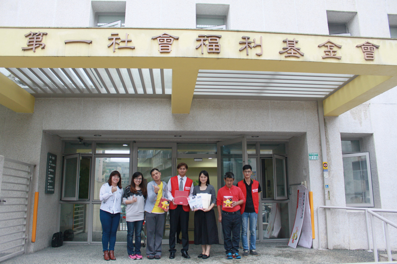 金儀信義分公司林志行經理（前排左四）率團隊代表集團捐贈辦公家具，由第一社會福利基金會羅友君主任（前排右二）代表受贈。