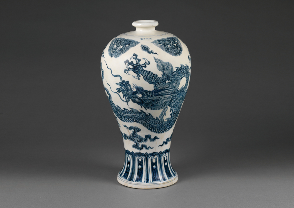 明宣德 青花梅瓶 龍紋采回轉(zhuǎn)之姿，四肢上下開展，是配合瓶身上寬下窄的設(shè)計(jì)。（圖一）