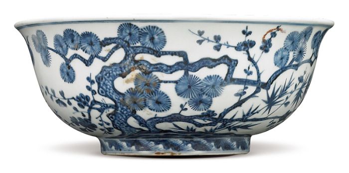 明宣德 青花松竹梅紋碗 碗的外壁繪畫(huà)松樹(shù)、竹子及梅樹(shù)，以橫斜擴(kuò)展、左右相鄰法環(huán)繞一圈。（圖五）