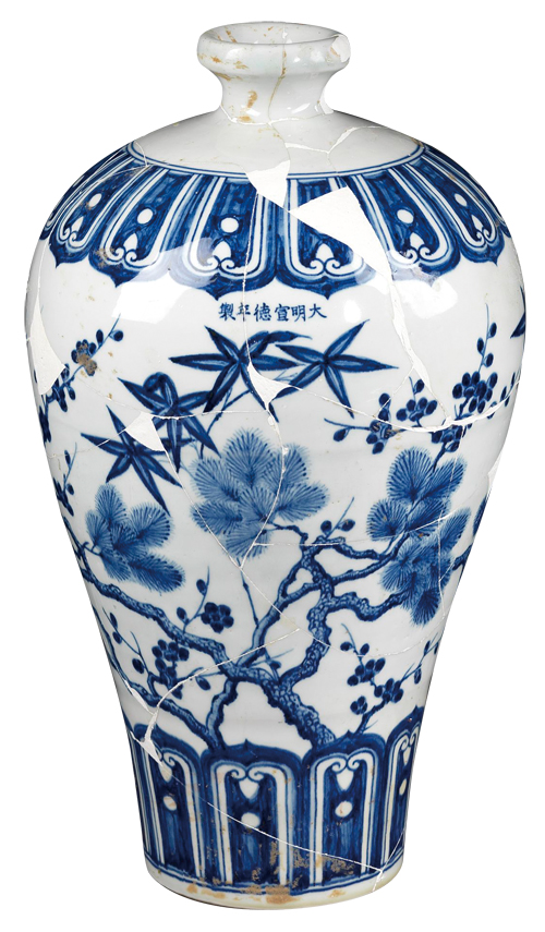 明宣德 青花歲寒三友紋梅瓶 將松竹梅組合在一起，配合器面的寬窄變化，產(chǎn)生上仰與延展的空間效果。（圖二）