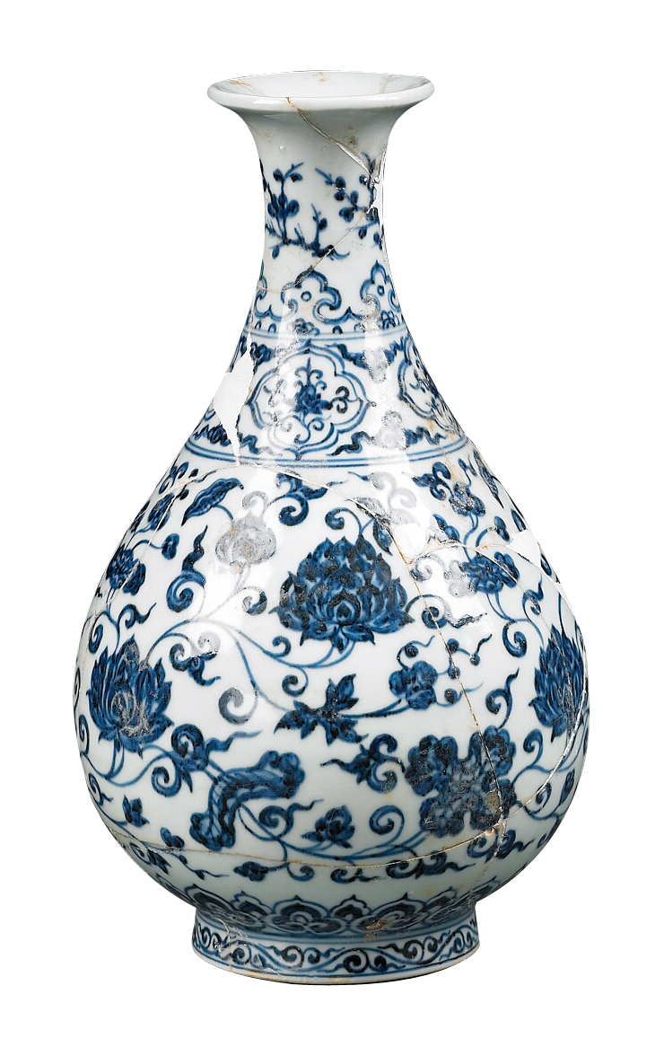 明永樂 青花玉壺春瓶 此器的折沿較小、頸部較細、腹部略斂，是在傳統(tǒng)基礎上所作的變化。（圖二）
