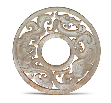【漢代．龍鳳紋玉璧】龍鳳紋首尾相接，順著器面旋轉(zhuǎn)，形成環(huán)繞相隨的設(shè)計。