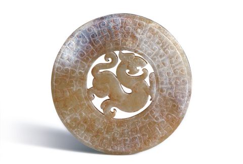 漢代．璧心鏤空璧 玉璧內(nèi)部保留心料，透雕螭龍紋，屬于璧心鏤空式的玉璧形制。 （圖三）