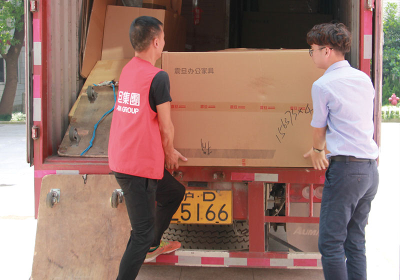 齊心協(xié)力搬運(yùn)家具