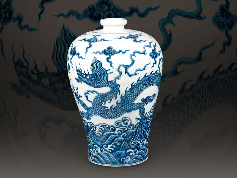 明永樂．青花波濤云龍紋梅瓶／瓶口小而圓，口沿外凸為圓唇，頸部短，肩部豐隆，腹部高長(zhǎng)，腰部以下逐漸收窄，器底有淺圈足。瓶身表面繪畫海水波濤云龍紋，龍首雙眼圓如眼鏡，鼻吻上翹，鬃毛往上飄揚(yáng)，身軀采S形彎曲，修長(zhǎng)的龍身環(huán)繞器腹一周，四肢前後開展，呈現(xiàn)御風(fēng)而行的姿態(tài)。（高35公分）