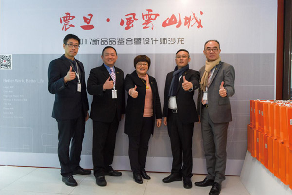 震旦劉文彬總監(jiān)、震旦郭炳宏總監(jiān)、重慶隆慶楊應(yīng)霞總經(jīng)理、震旦周賢信總監(jiān)、震旦高健鐘資深總監(jiān)合影