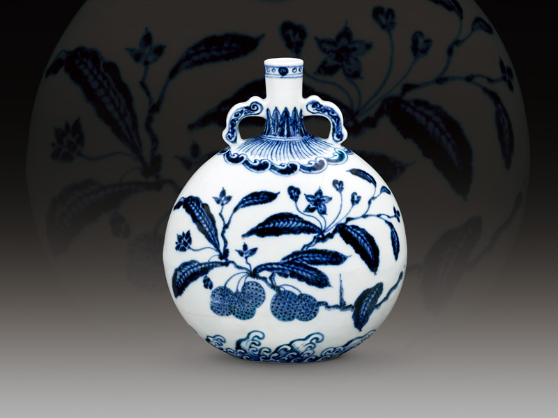 明永樂+青花荔枝紋雙耳扁壺；高25.2公分／震旦博物館提供