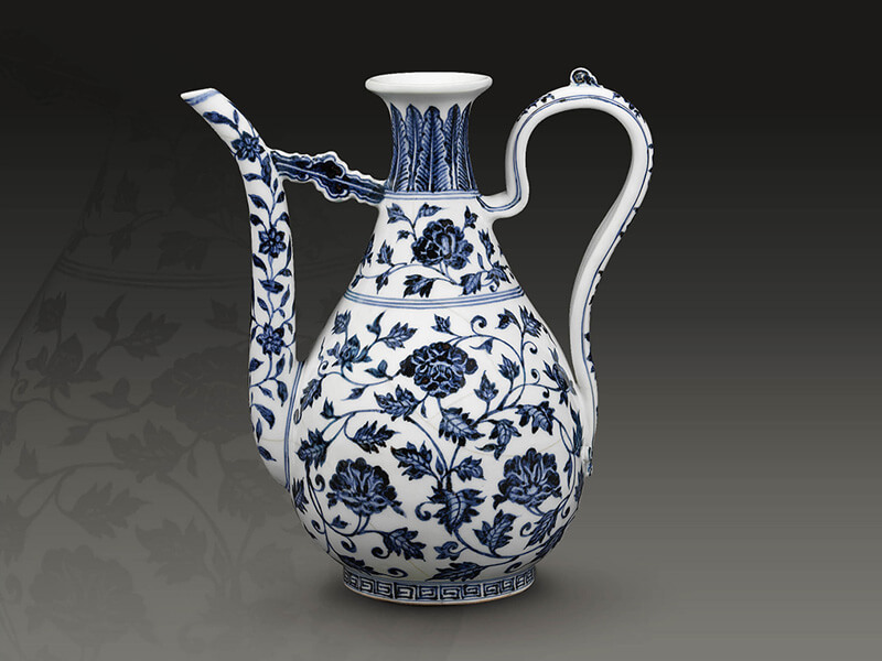 明永樂．青花執(zhí)壺+此器以纏枝紋為主紋，花朵采「品」字形排列，在繁密的布局中凝聚觀者視點(diǎn)。（圖一）
