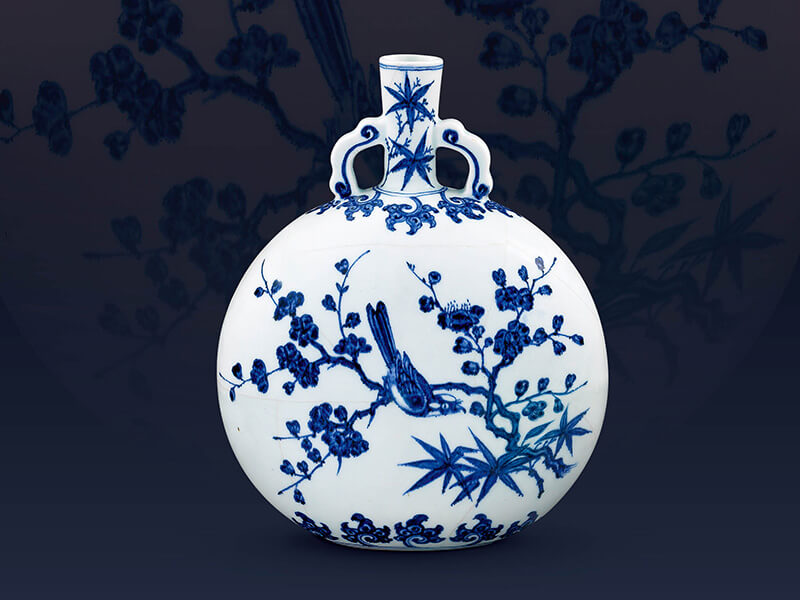 （圖一）明永樂．青花直口雙耳扁壺／此器以花鳥為主紋，搭配竹葉、如意紋及勾卷紋，+凸顯直口雙耳扁壺的造形特徵。