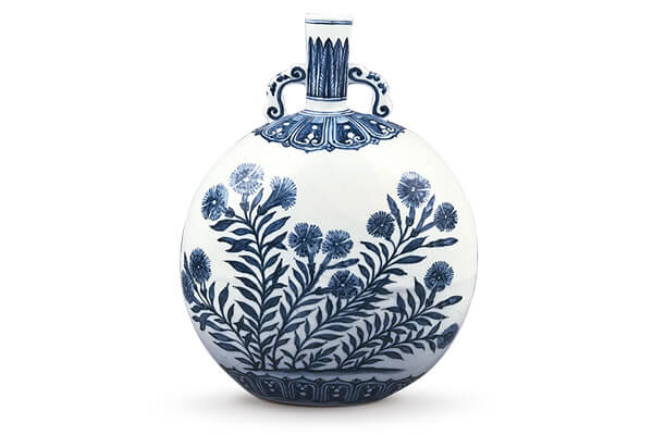 （圖四）明永樂．青花直口雙耳扁壺／此器以蒲公英為主紋，運(yùn)用右高左低、斜直橫曲的枝葉，+讓畫面自然不生硬。