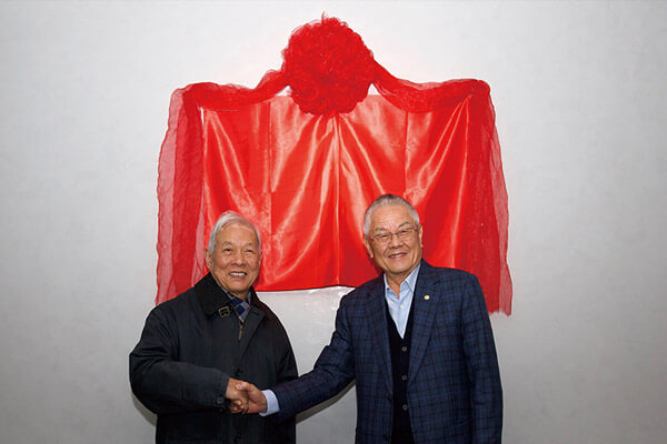 陳永泰創(chuàng)辦人（右）與北京大學(xué)李伯謙教授出席揭牌儀式