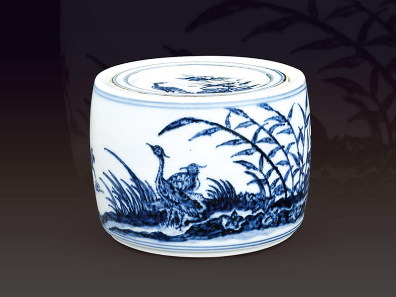 明宣德．蘆葦鷺鷥紋蟋蟀罐+此器以蘆葦鷺鷥紋為主題，隨風(fēng)搖曳的蘆葦搭配形態(tài)各異的鷺鷥+，呈現(xiàn)自然生態(tài)景觀。（圖一）