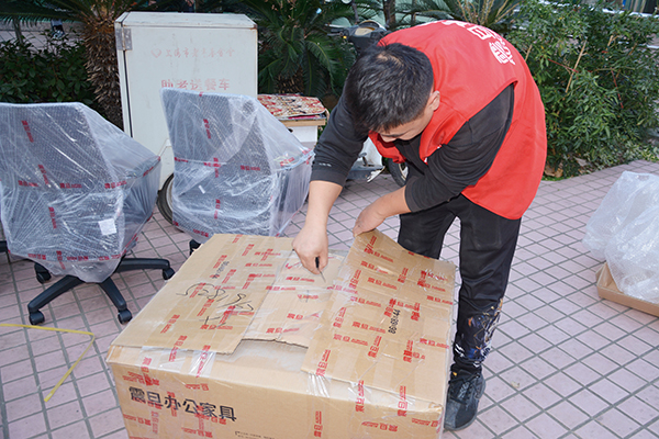 ▲小心翼翼拆裝家具
