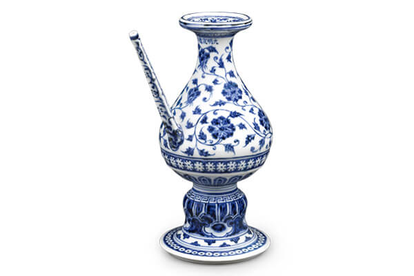 明宣德．青花軍持+此器模仿伊斯蘭金屬器，是外來(lái)形制、中國(guó)產(chǎn)制再運(yùn)銷(xiāo)海外的貿(mào)易商品之一。（圖二）