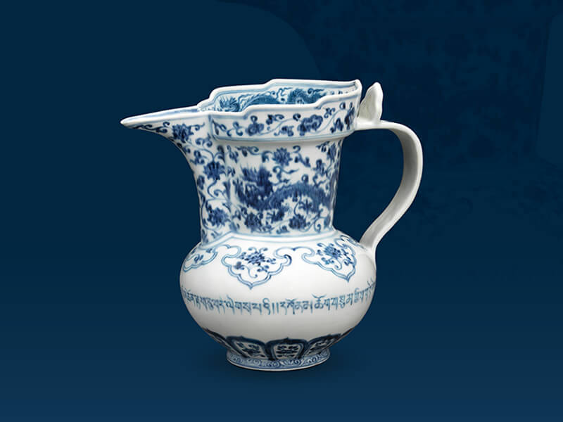明宣德．青花僧帽壺+此器模仿藏傳佛教的金屬器，表面以龍紋、纏枝蓮花、如意云頭紋及藏文吉祥語(yǔ)為飾。（圖一）