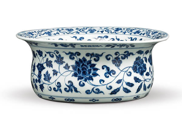 明宣德+．青花圓洗+此器源自于伊斯蘭金屬器，內(nèi)外器表布滿(mǎn)青花紋飾，呈現(xiàn)濃厚的外來(lái)風(fēng)格。（圖五）
