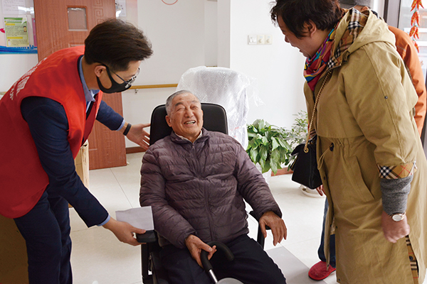 邀請長者體驗(yàn)新座椅
