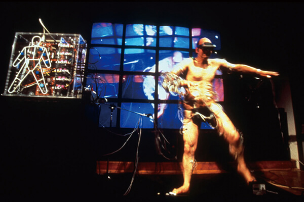 圖三：斯特拉瑞克（Stelarc），Ping身體（Ping+Body），1996年。將身體控制權(quán)通過互聯(lián)網(wǎng)交由遠(yuǎn)端觀眾控制。