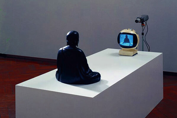 圖六：白南準(zhǔn)（Nam+Jung+Paik）《電視佛陀》，1975年。+