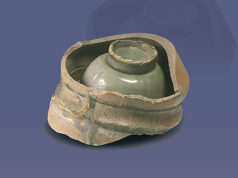 唐代．釉封接瓷匣缽+釉封接瓷質(zhì)匣缽可以阻絕空氣進入，讓瓷坯在良好的還原氣氛中燒出穩(wěn)定的青綠色澤。（圖一）+圖片來源：《寺龍口越窯址》，頁354，圖彩圖496。