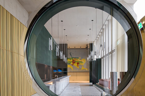 就連新展館內(nèi)的餐飲空間設(shè)計(jì)，也進(jìn)行了巧妙的整合，維持風(fēng)格一致的簡(jiǎn)約調(diào)性。