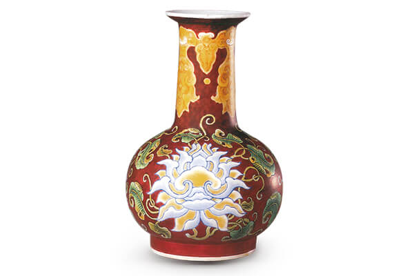 清康熙．琺瑯彩瓶+此器表面以進(jìn)口的琺瑯彩料繪畫(huà)紫地纏枝蓮紋，屬于外來(lái)釉料之彩繪瓷。（圖五）+圖片來(lái)源：《琺瑯彩．五彩》，頁(yè)2，圖1。