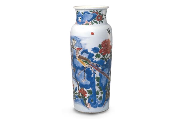 清順治．五彩花鳥紋筒式瓶+此器先繪青花，再施紅、綠、黃、紫、褐等釉上彩，青花以深淺變化產(chǎn)生立體感，為其特色。（圖四）+圖片來源：《五彩?斗彩+38故宮博物院文物珍品全集》，頁67，圖62。