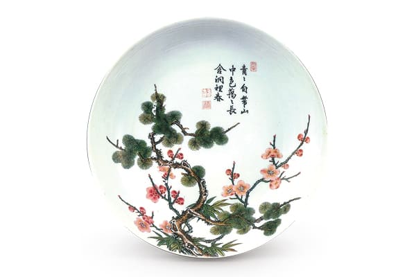 清雍正．琺瑯彩歲寒三友圖盤(pán) 此器以琺瑯料繪畫(huà)歲寒三友圖，空白處題寫(xiě)詩(shī)句并加上三印，具有文人詩(shī)書(shū)畫(huà)之韻致。（圖二） 圖片來(lái)源：故宮博物院藏。 圖片來(lái)源：《故宮清瓷圖錄－康熙窯雍正窯》，圖116。