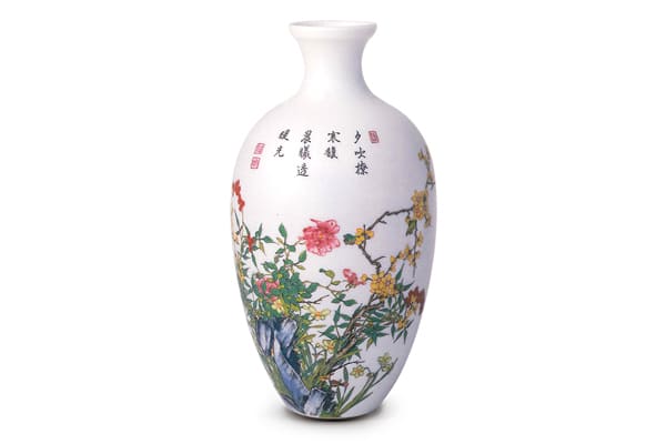 清乾?。m瑯彩花卉紋瓶+此器延續(xù)雍正時期的作法，以山石花卉圖搭配詩文與方印，呈現(xiàn)中國文人畫的風格。（圖二）+圖片來源：《琺瑯彩?粉彩39故宮博物院文物珍品全集》，頁26，圖22。