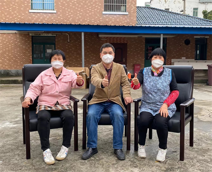 徐益群院長(zhǎng)和院方工作人員。