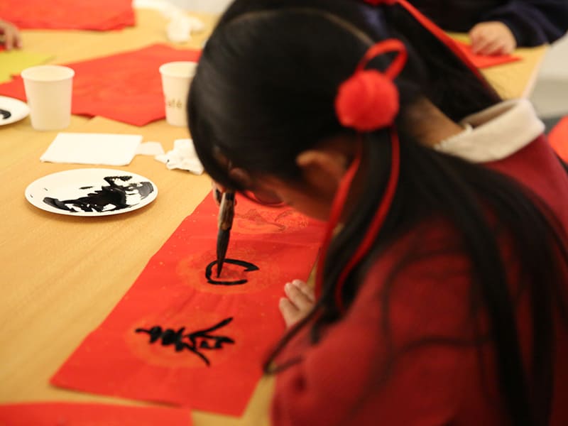 「新春書寫」親子工作坊，小朋友們學(xué)習(xí)傳統(tǒng)書法