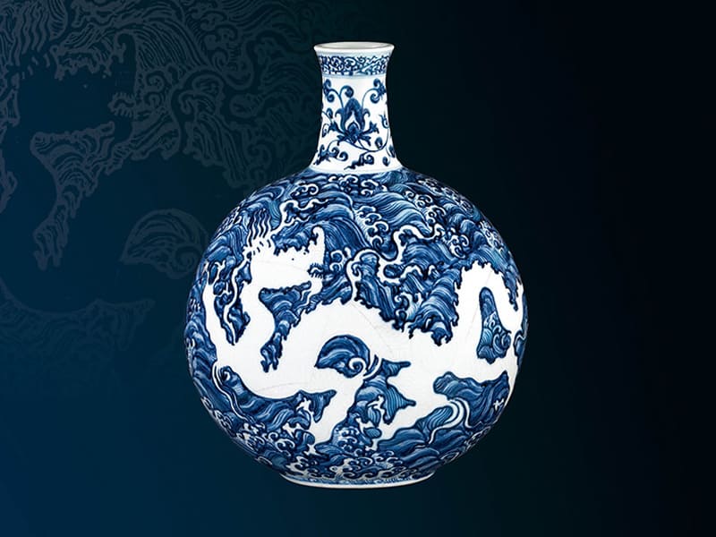 明+永樂(lè)+青地白花波濤龍紋扁瓶+高47公分／震旦博物館提供