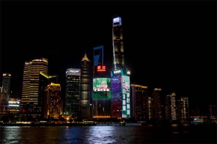 時(shí)裝周主視覺亮相震旦國際大樓，成為上海城市夜景中最璀璨的一道風(fēng)景。