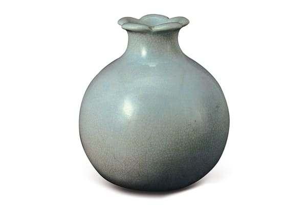 清雍正．仿汝窯石榴尊+釉色天青，釉厚乳濁，有細(xì)開片紋，器底書寫青花年款，是雍正官窯模仿宋代汝窯的器物。（圖四）+圖片來源：《故宮清瓷圖錄+康熙窯+雍正窯》，圖126。