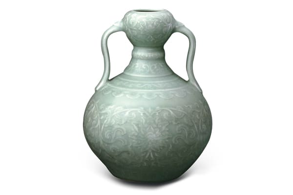 清雍正．粉青釉凸花如意耳蒜頭瓶+表面淺浮雕紋樣，施青釉后送燒，流釉造成深淺變化，色調(diào)淺淡，是突顯紋飾的立體效果。（圖二）+圖片來源：《顏色釉37故宮博物院藏文物珍品全集》，+頁143，圖130。