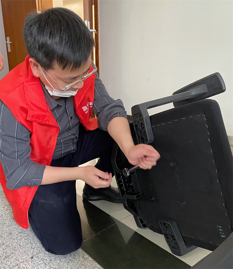 同仁胡逵組裝辦公椅。