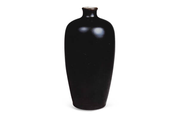 清康熙．烏金釉瓶+此器的釉色黑金，光亮如漆，質(zhì)感光潤細膩，胎釉+之間結(jié)合緊密，為烏金釉特色。（圖四）+圖片來源：《世界陶磁全集15清》，頁41，圖33。